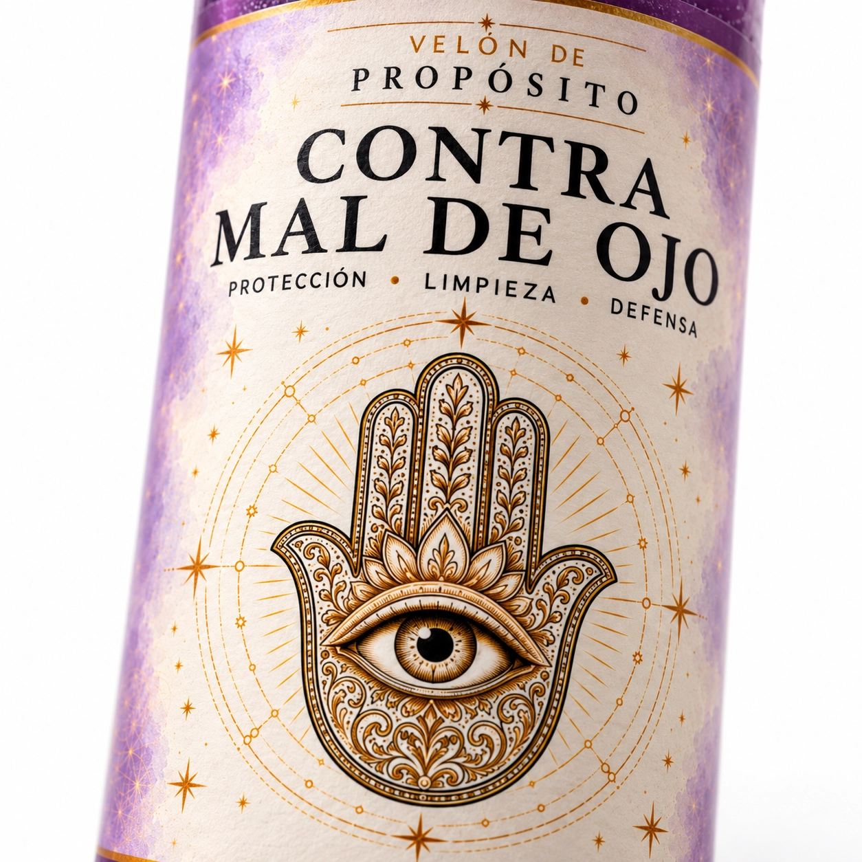 Detalle macro de etiqueta hamsa dorada-3 Velón morado Contra Mal de Ojo de Zi-Enki con mano protectora y ojo central