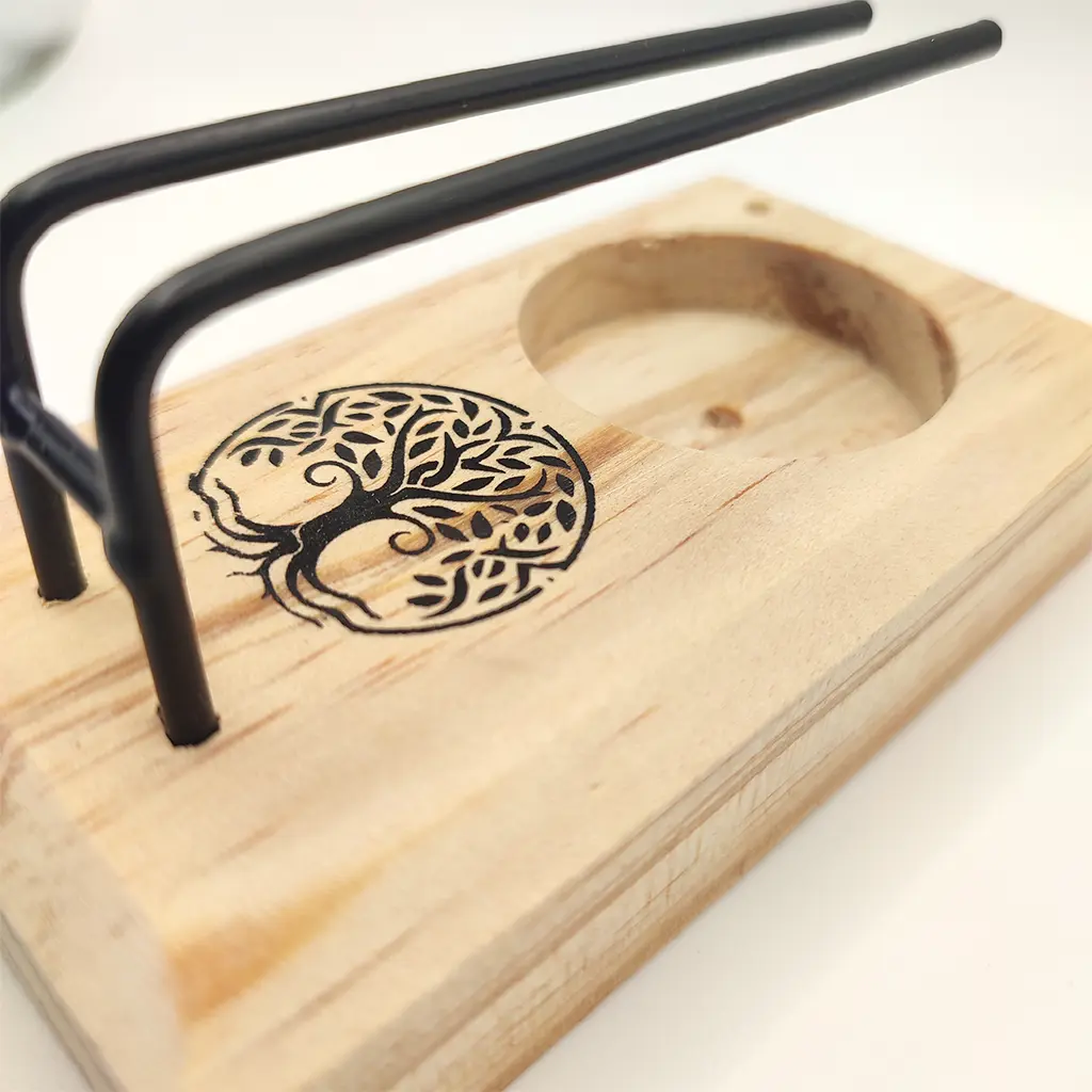 Quemador artesanal de madera con Árbol de la Vida y soporte metálico para palo santo