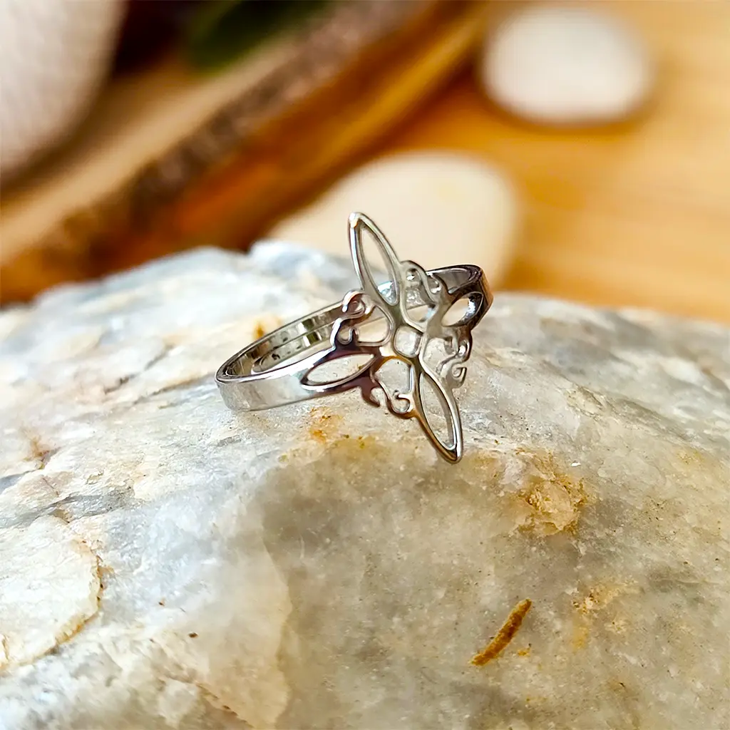 Anillo ajustable de acero inoxidable con símbolo del Nudo de Bruja diseño A