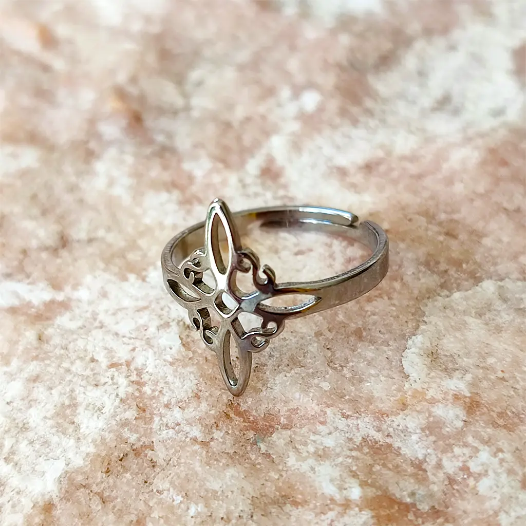 Anillo ajustable de acero inoxidable con símbolo del Nudo de Bruja diseño A