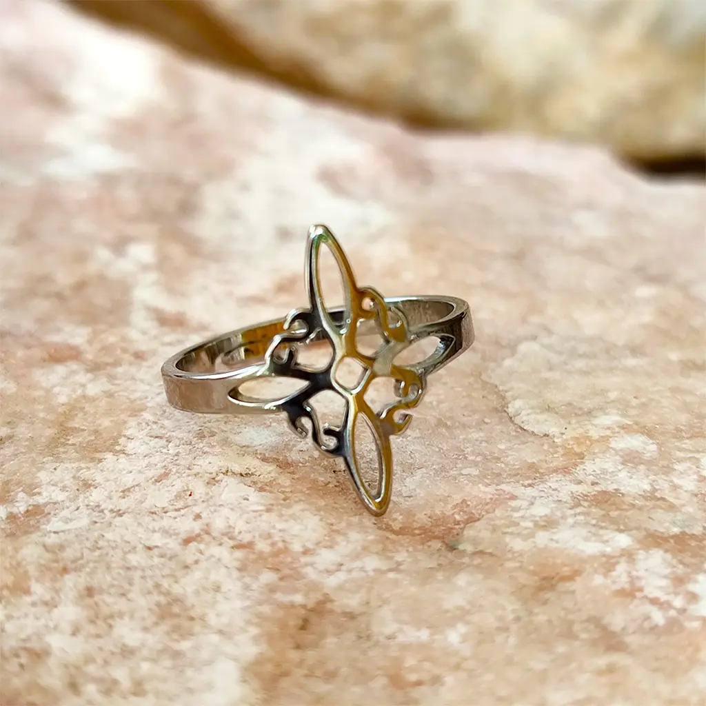 Anillo ajustable de acero inoxidable con símbolo del Nudo de Bruja diseño A