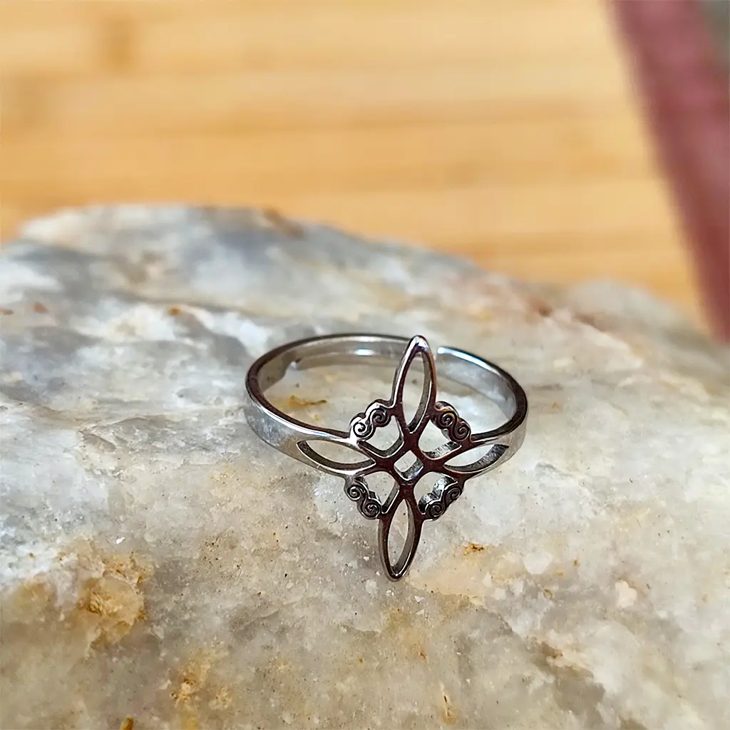 Anillo de acero inoxidable diseño B con símbolo Nudo de Bruja sobre piedra