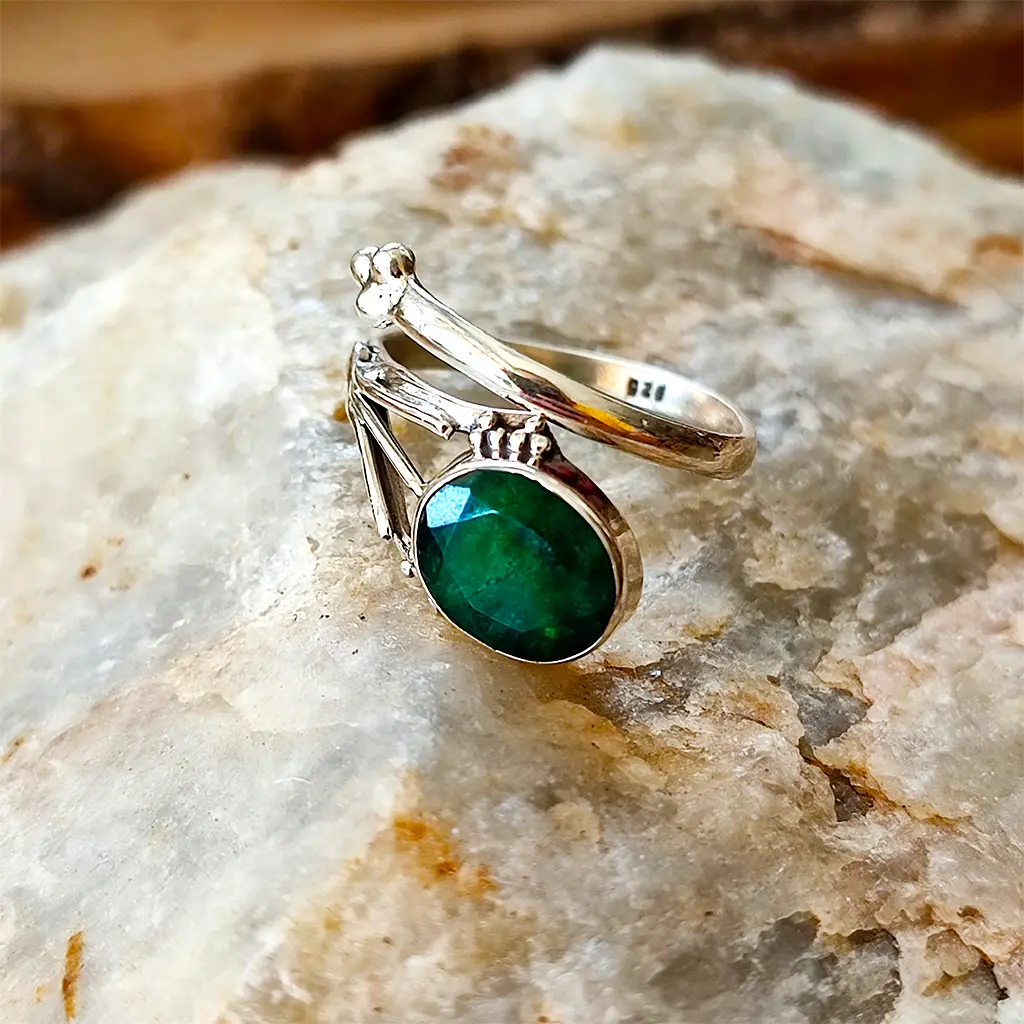 Anillo de plata con piedra natural de esmeralda en talla ovalada
