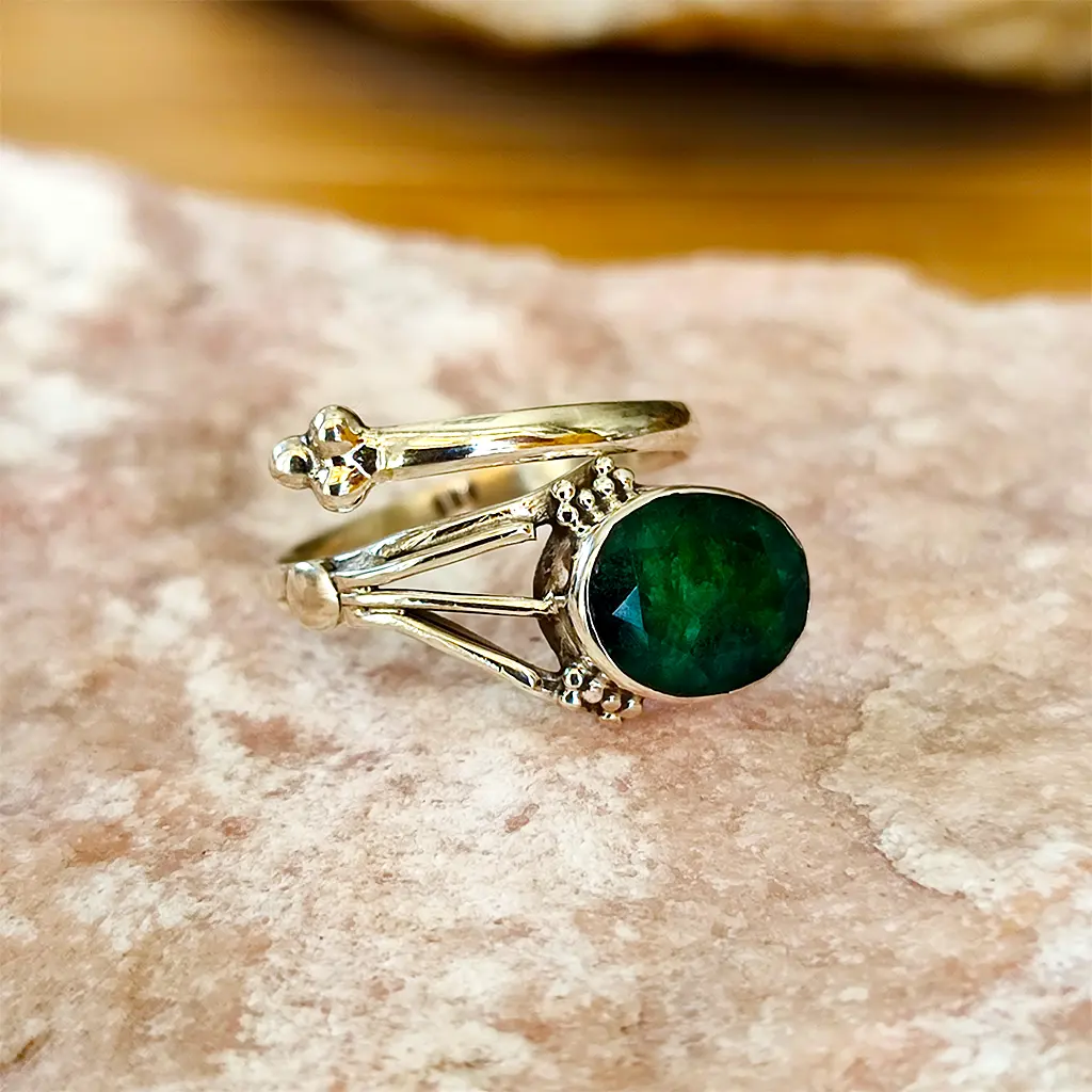Anillo de plata con piedra natural de esmeralda en talla ovalada