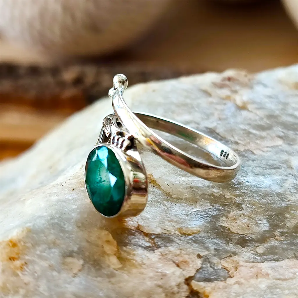 Anillo de plata con piedra natural de esmeralda en talla ovalada
