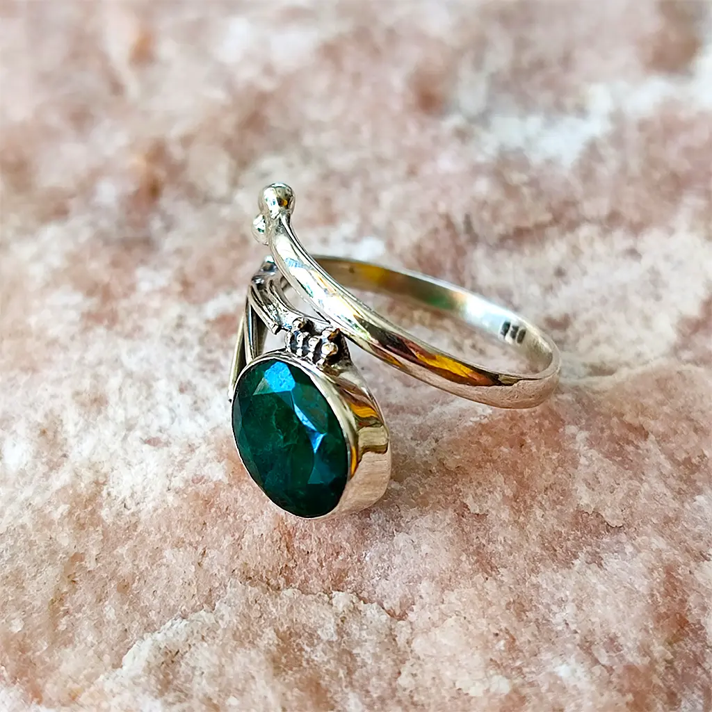 Anillo de plata con piedra natural de esmeralda en talla ovalada
