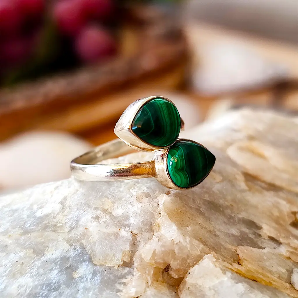 Anillo de plata ajustable con piedras verdes de malaquita natural