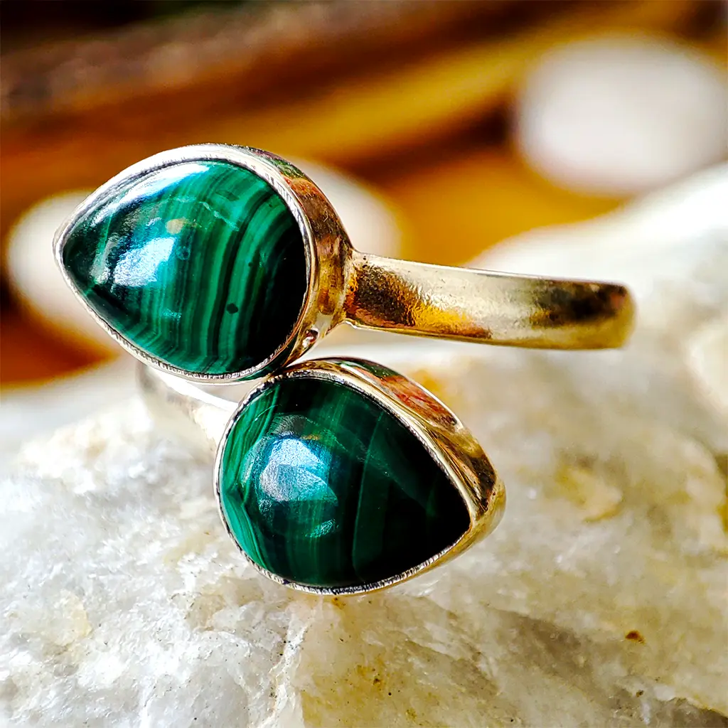 Anillo de plata ajustable con piedras verdes de malaquita natural