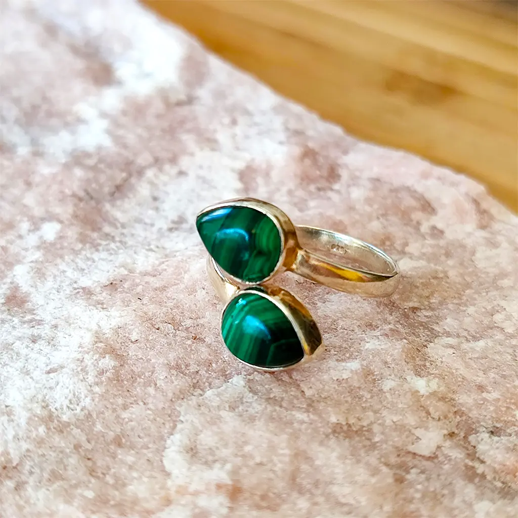 Anillo de plata ajustable con piedras verdes de malaquita natural