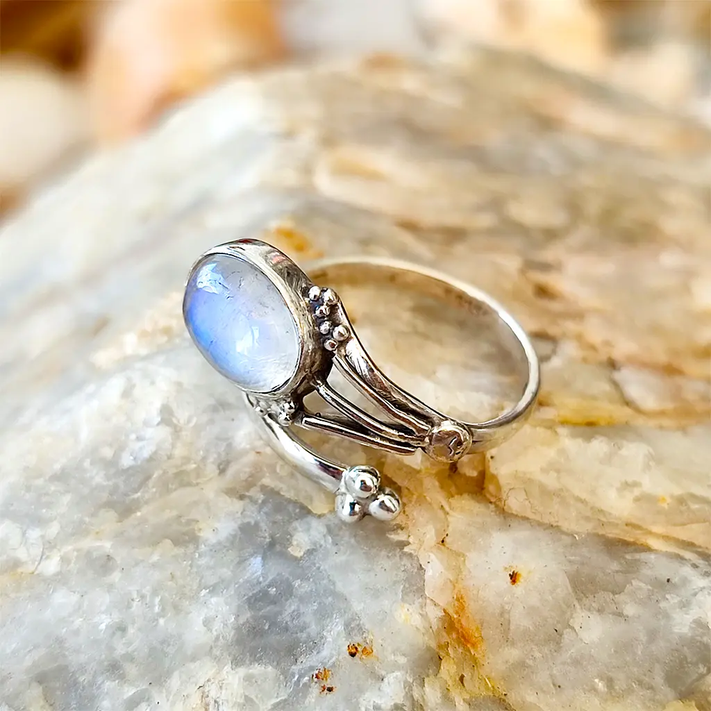 Anillo de plata ajustable con piedra luna natural y estilo místico