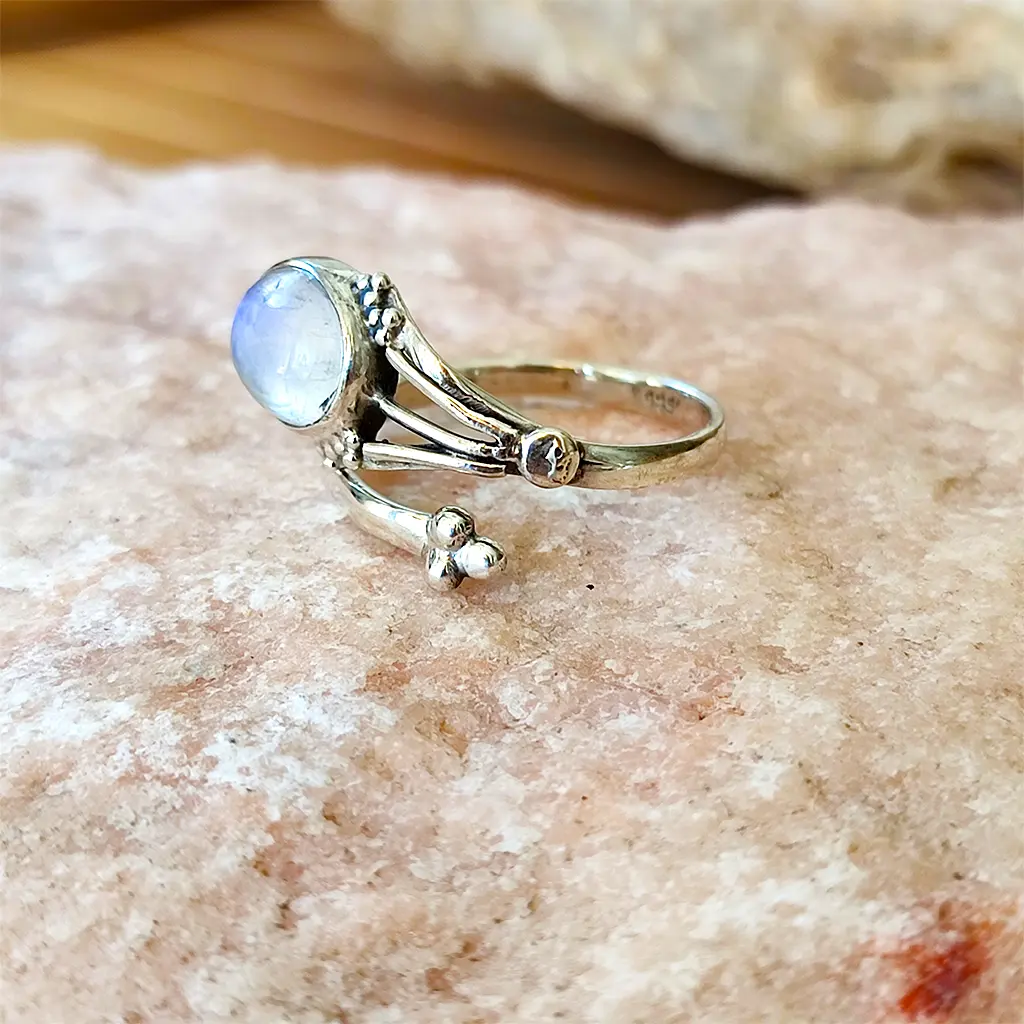 Anillo de plata ajustable con piedra luna natural y estilo místico