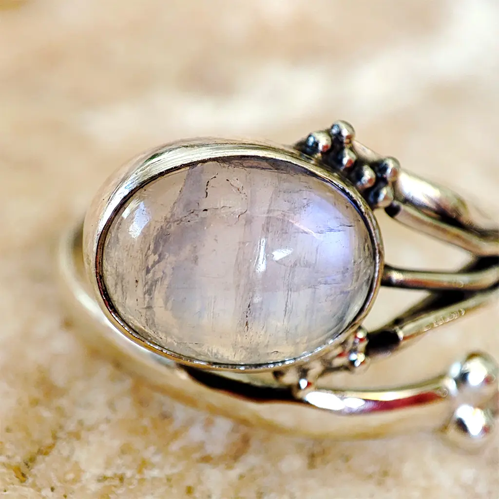 Anillo de plata ajustable con piedra luna natural y estilo místico