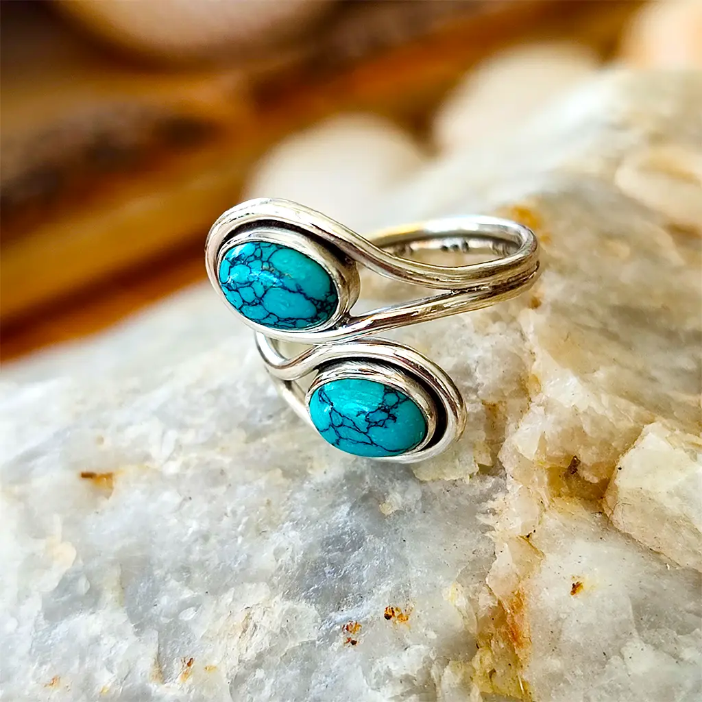 Anillo de plata ajustable con piedras de turquesa y diseño envolvente