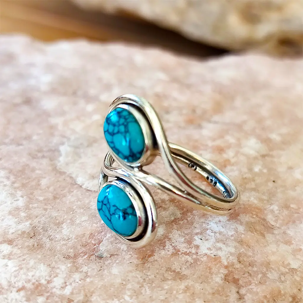 Anillo de plata ajustable con piedras de turquesa y diseño envolvente