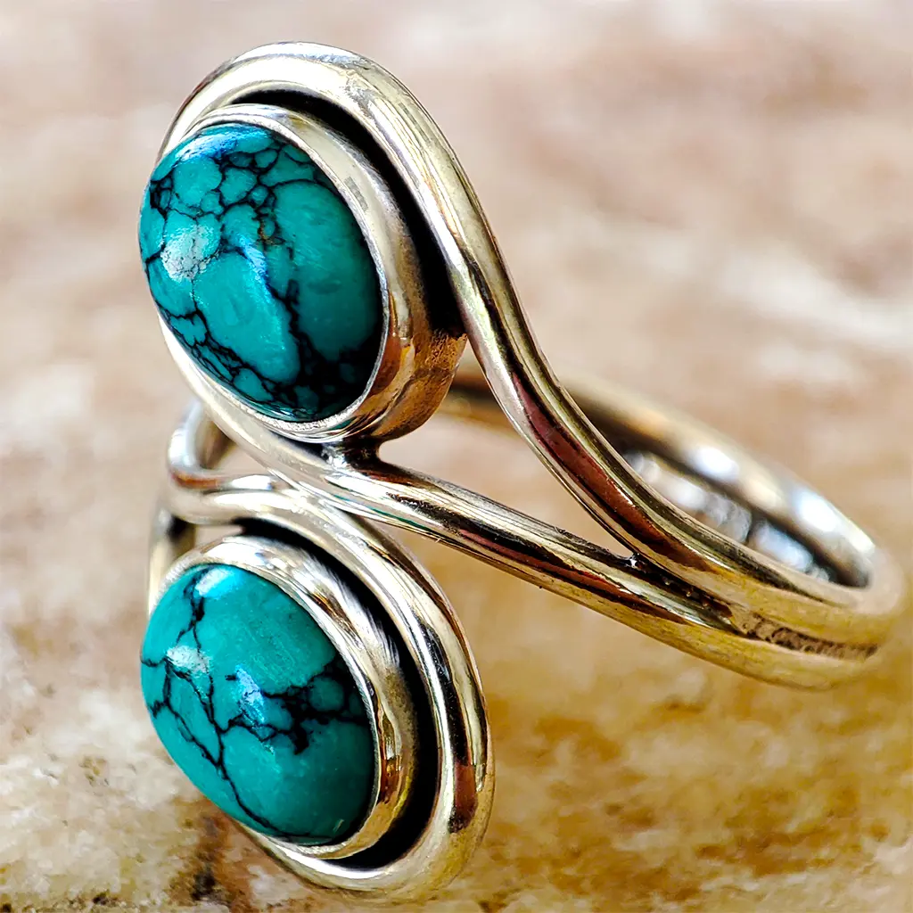 Anillo de plata ajustable con piedras de turquesa y diseño envolvente