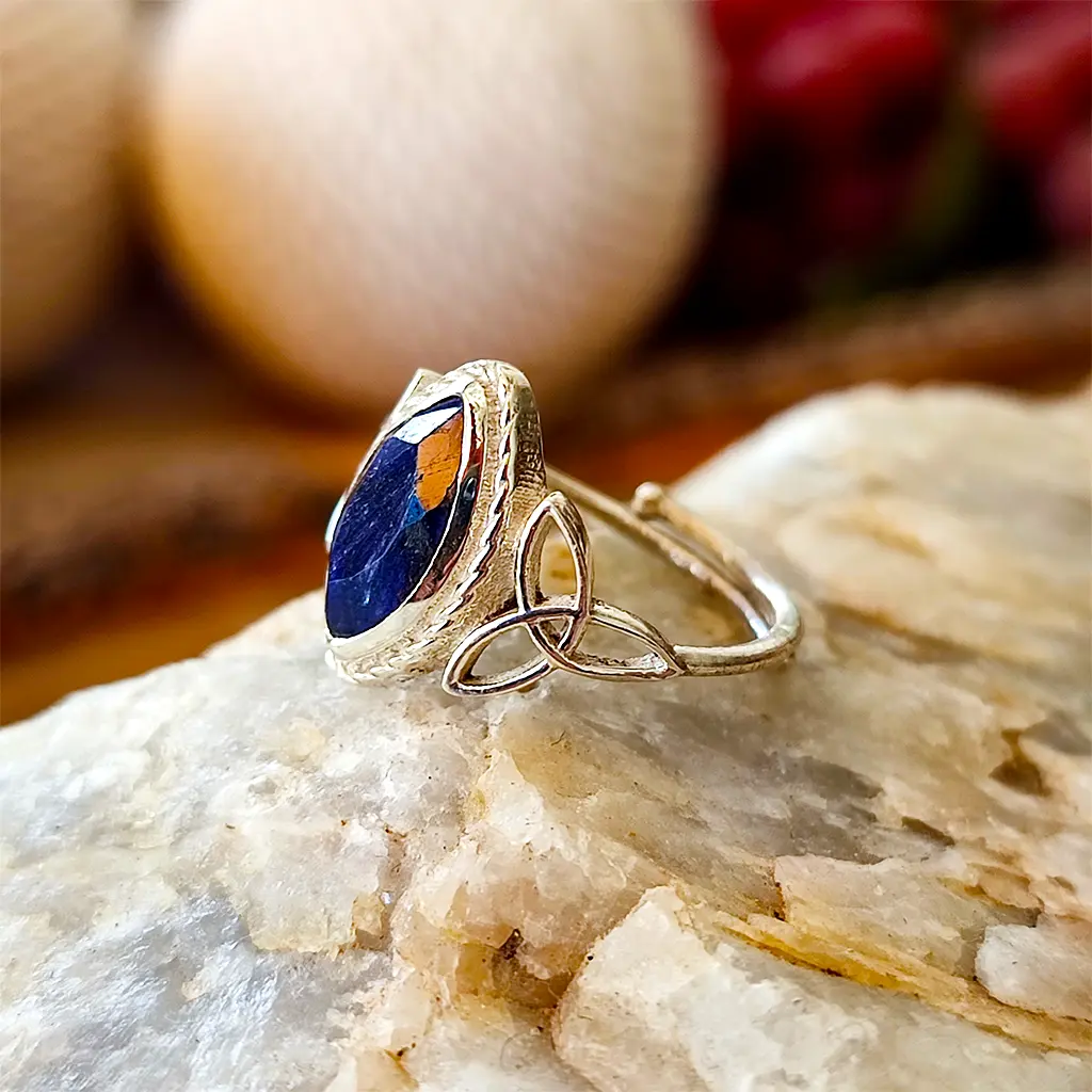 Anillo ajustable de plata con piedra de zafiro y símbolo celta triqueta doble