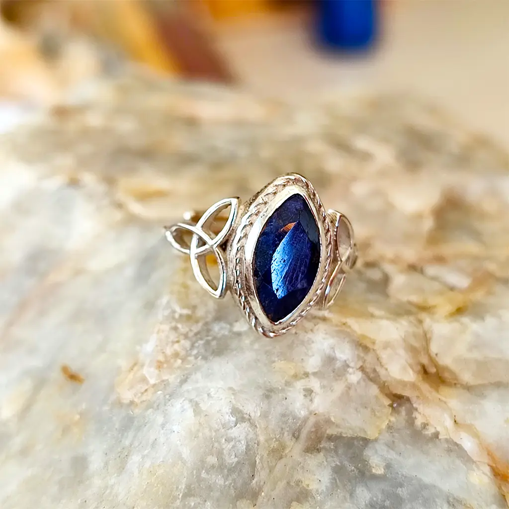 Anillo ajustable de plata con piedra de zafiro y símbolo celta triqueta doble