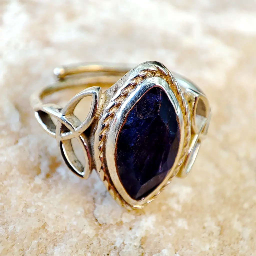 Anillo ajustable de plata con piedra de zafiro y símbolo celta triqueta doble