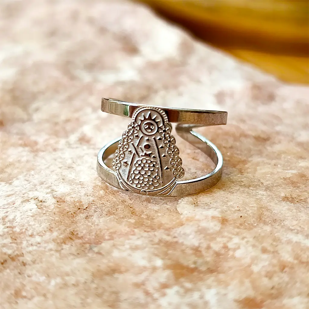 Anillo de acero con grabado de la Virgen del Rocío
