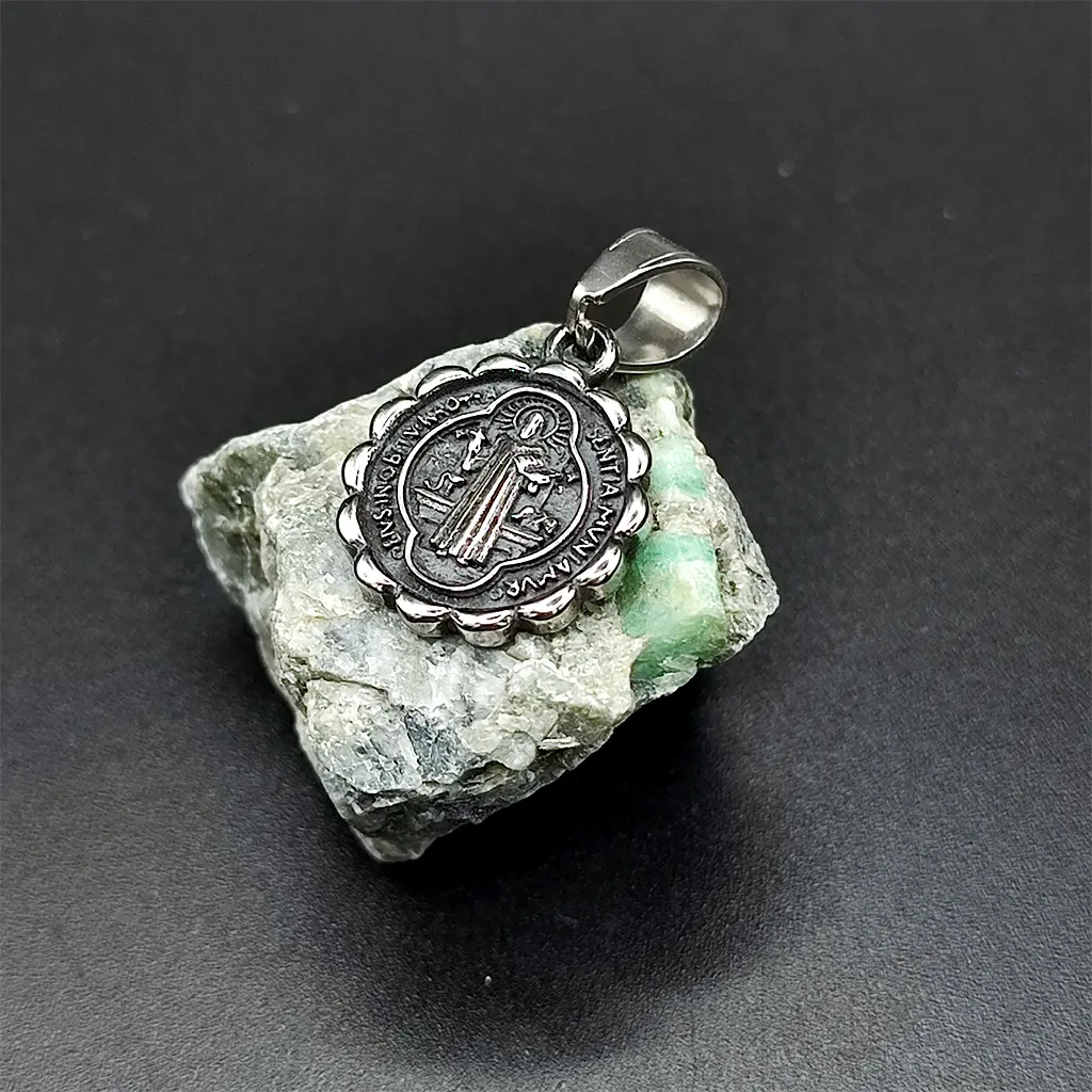 Colgante de acero con medalla de San Benito tamaño 23x18 mm