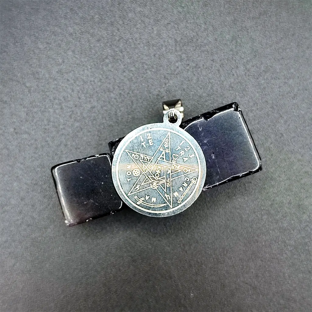 Colgante esotérico con Tetragrammatón en acero inoxidable