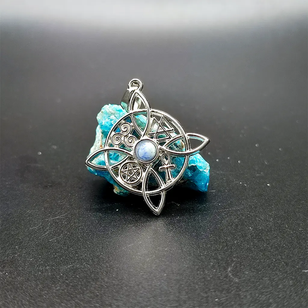 Colgante esotérico con nudo de bruja, símbolos y piedra sodalita