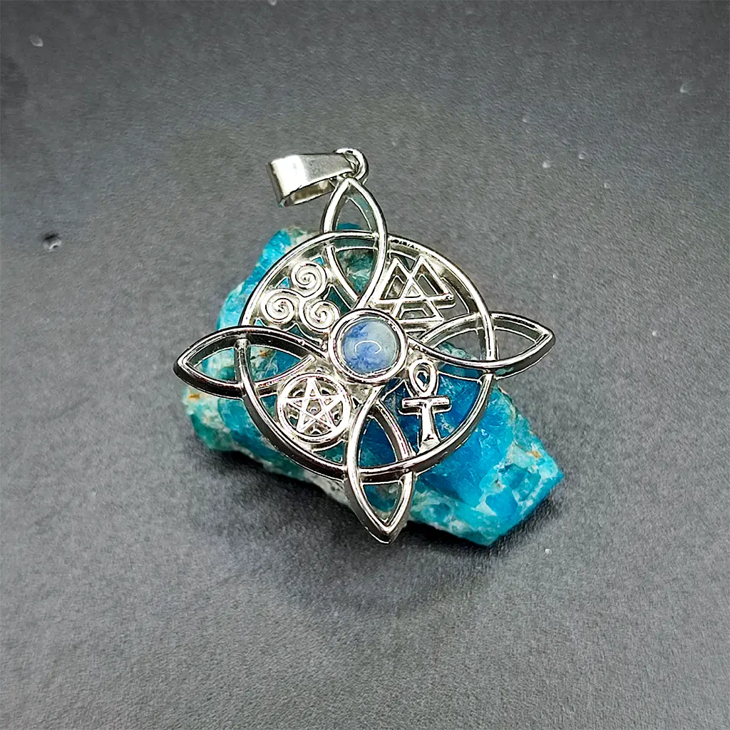 Colgante esotérico con nudo de bruja, símbolos y piedra sodalita