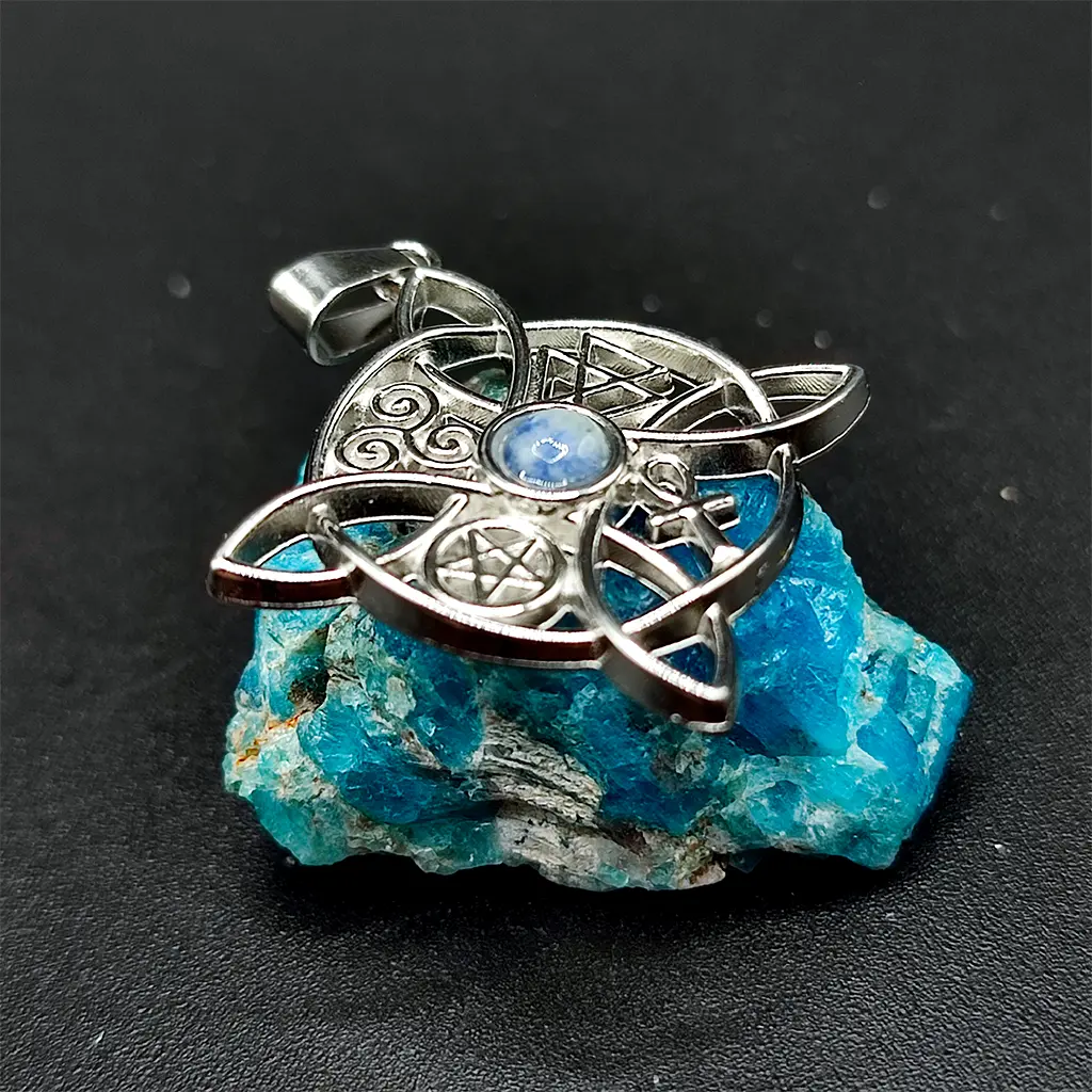 Colgante esotérico con nudo de bruja, símbolos y piedra sodalita