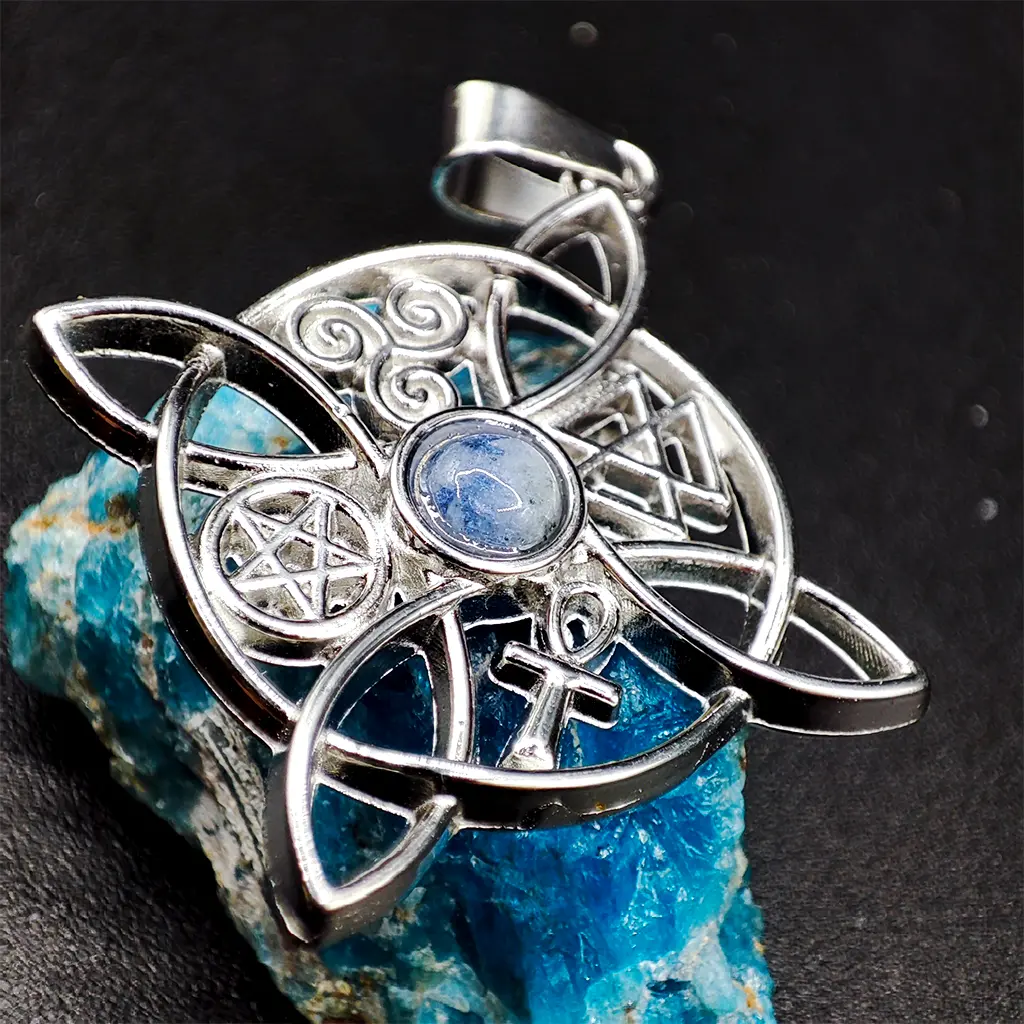Colgante esotérico con nudo de bruja, símbolos y piedra sodalita