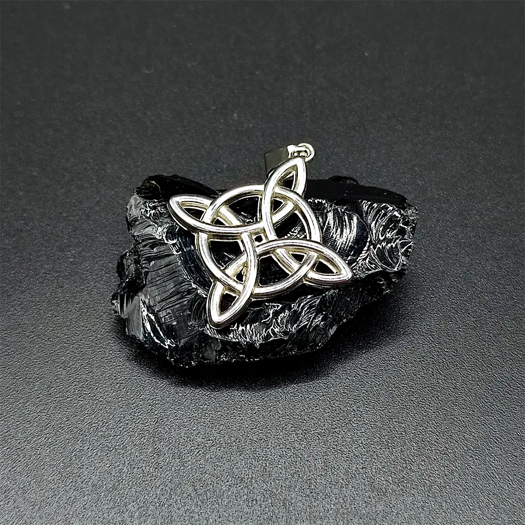 Colgante de acero con símbolo del nudo de bruja