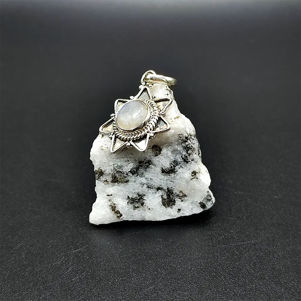 Colgante de plata con diseño solar y piedra luna natural 22x18 mm