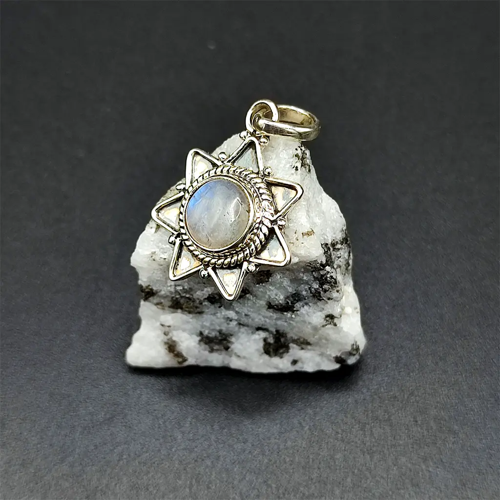 Colgante de plata con diseño solar y piedra luna natural 22x18 mm