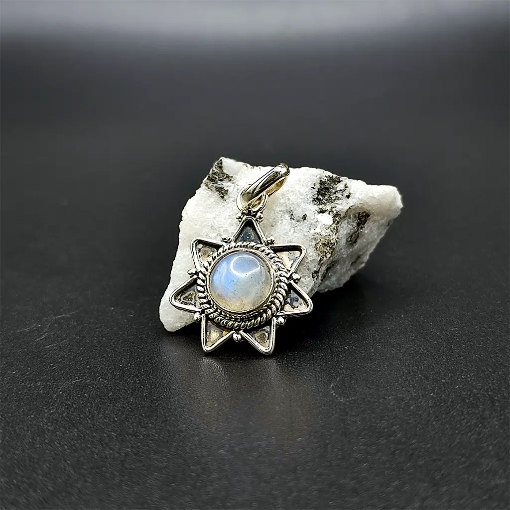 Colgante de plata con diseño solar y piedra luna natural 22x18 mm