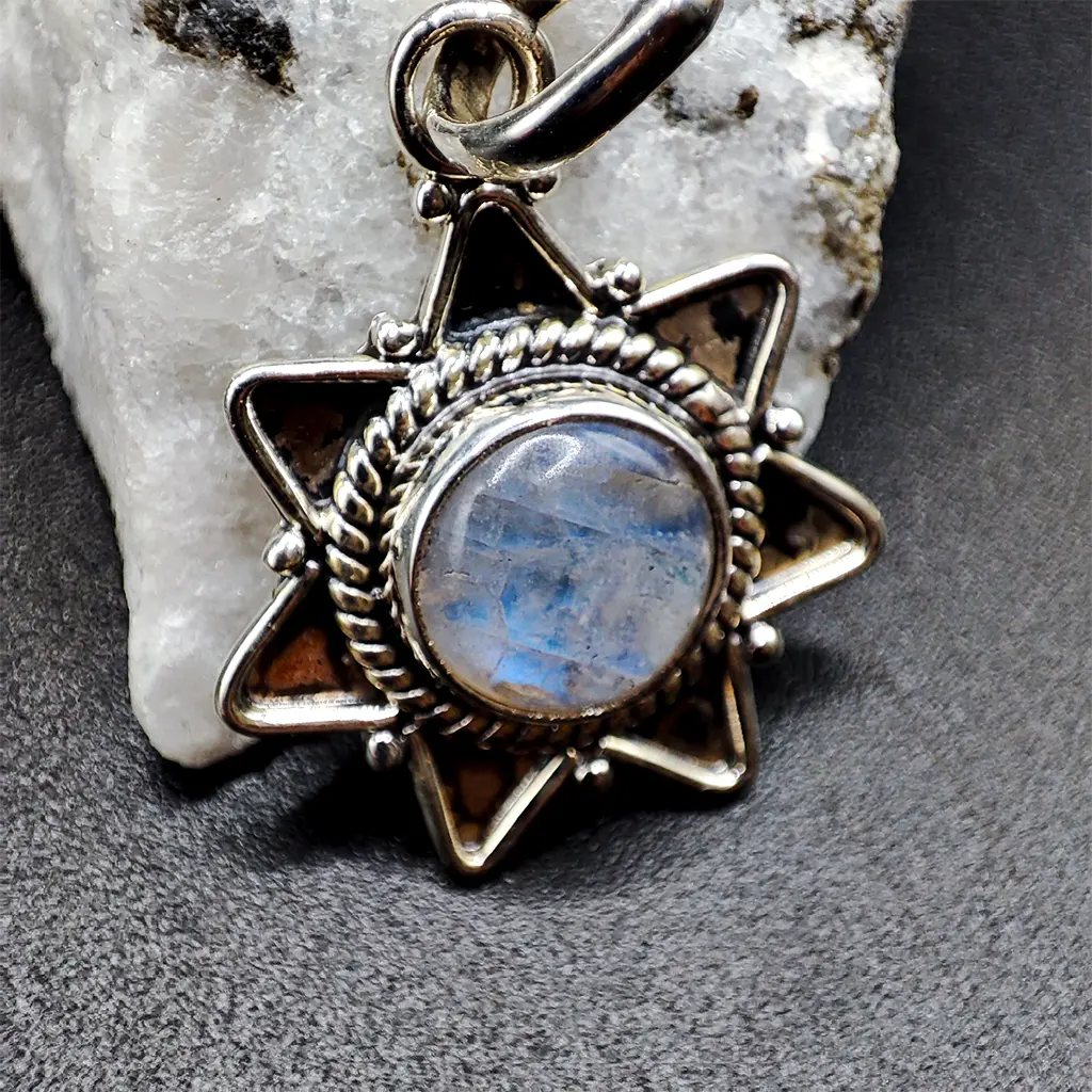 Colgante de plata con diseño solar y piedra luna natural 22x18 mm