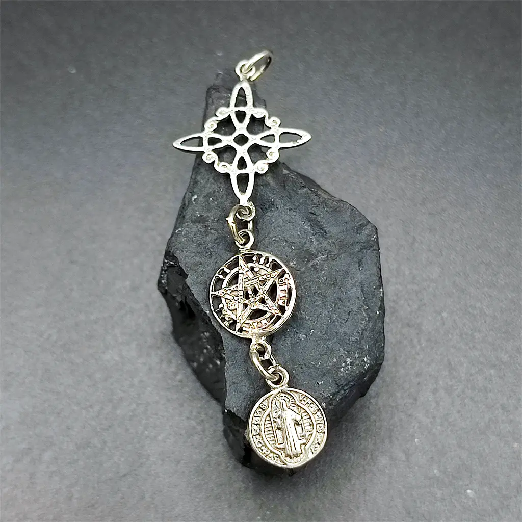 colgante esotérico de plata con símbolos de Tetragrammaton, San Benito y Nudo de Bruja