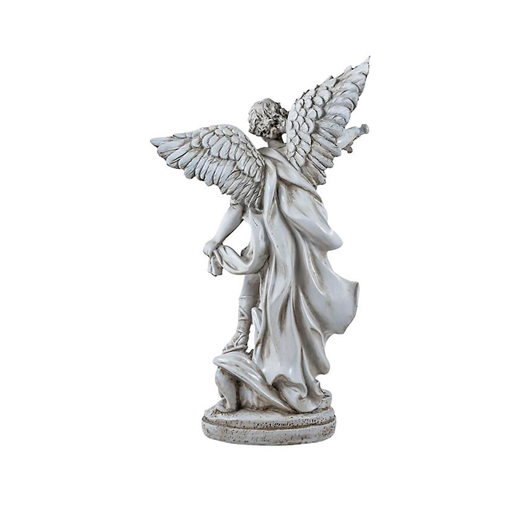 Figura del Arcángel San Miguel con espada alzada y demonio a sus pies