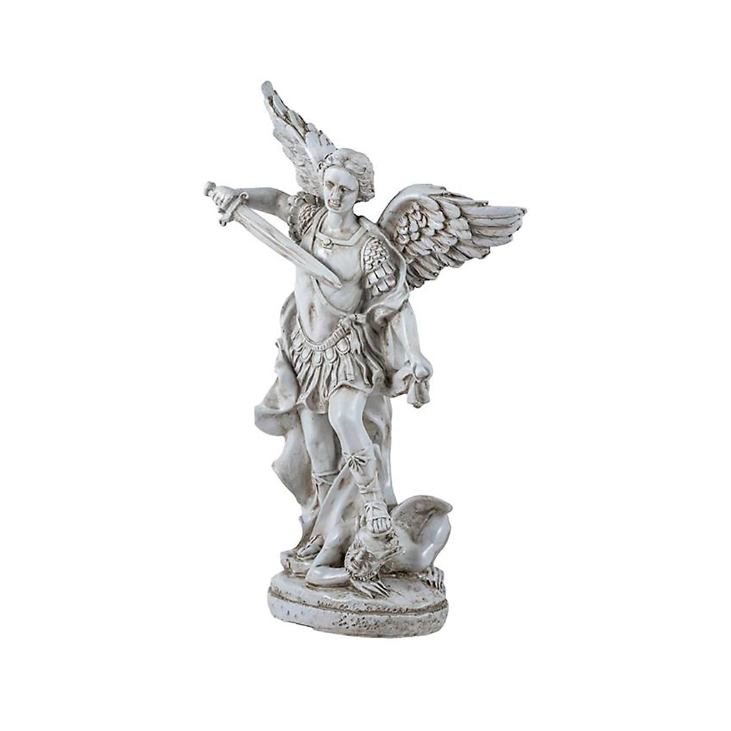 Figura del Arcángel San Miguel con espada alzada y demonio a sus pies