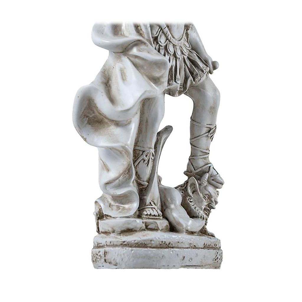 Figura del Arcángel San Miguel con espada alzada y demonio a sus pies
