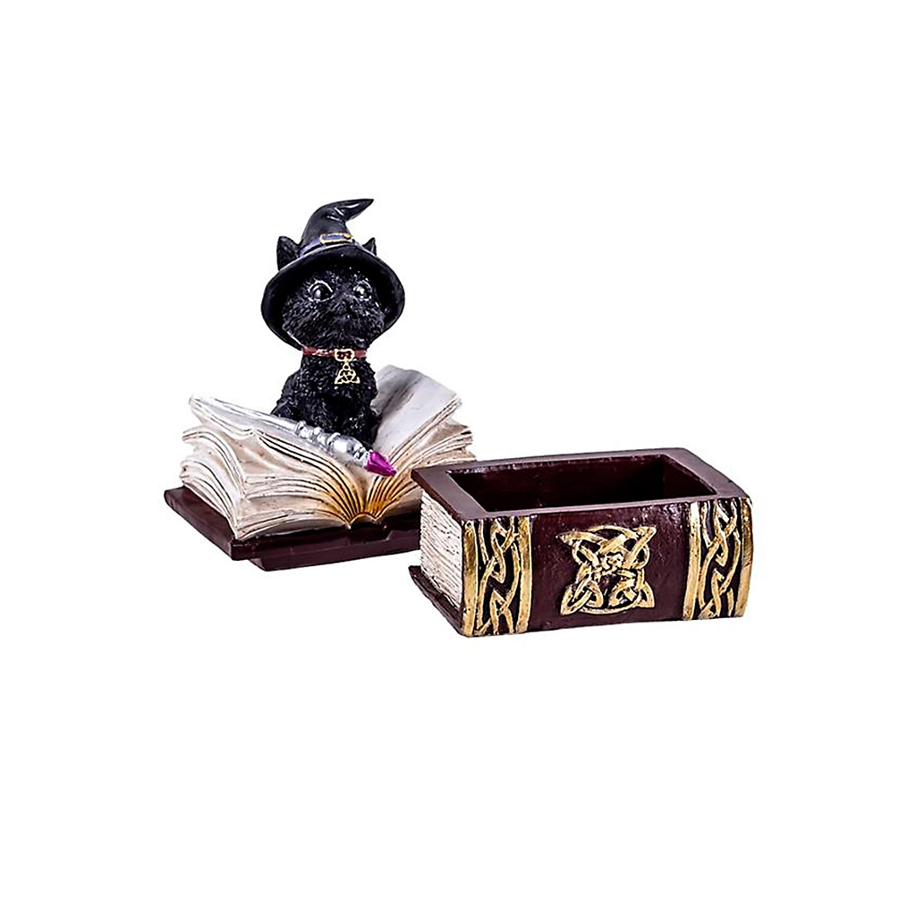 Figura decorativa de gato con sombrero de brujo escribiendo en libro mágico