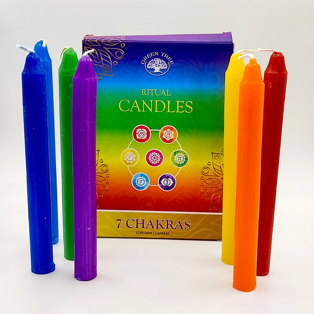 Set ritual de 7 velas de colores alineadas con los 7 chakras