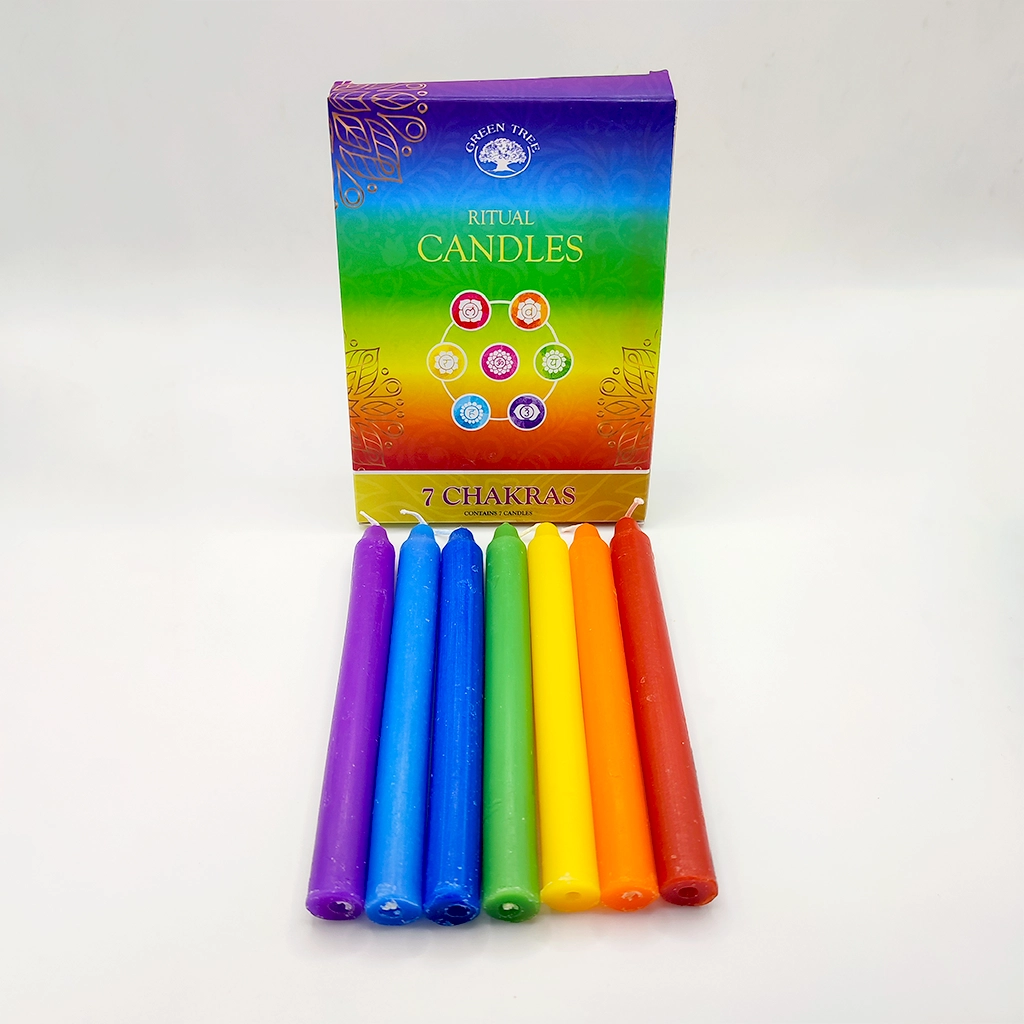 Set ritual de 7 velas de colores alineadas con los 7 chakras