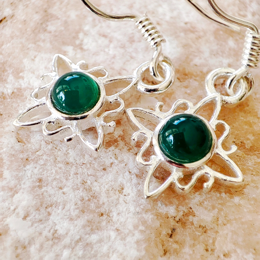 Pendientes de plata con piedra de aventurina verde y diseño de Nudo de Bruja