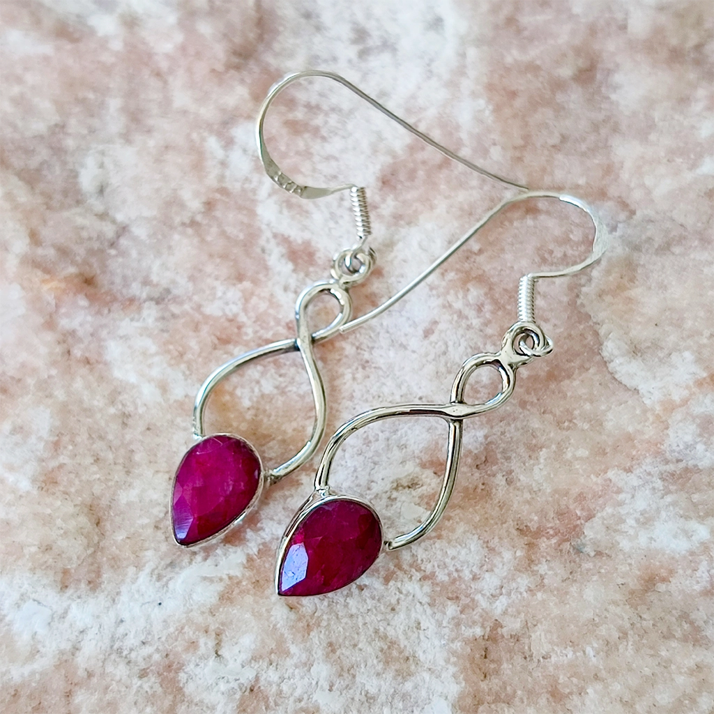 Pendientes de plata 925 con piedra de rubí en forma de lágrima e inspiración en el símbolo del infinito