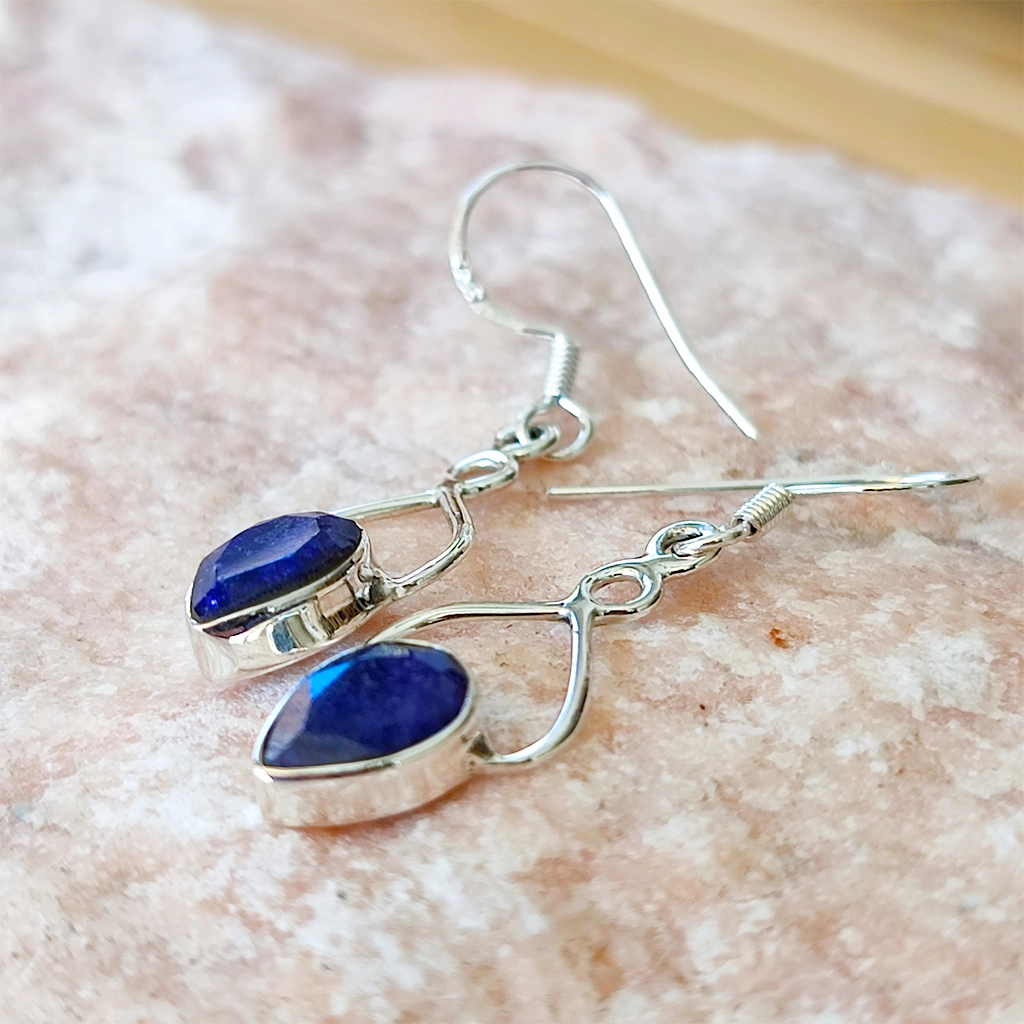 Pendientes de plata 925 con piedra zafiro en forma de lágrima e inspiración en el símbolo del infinito
