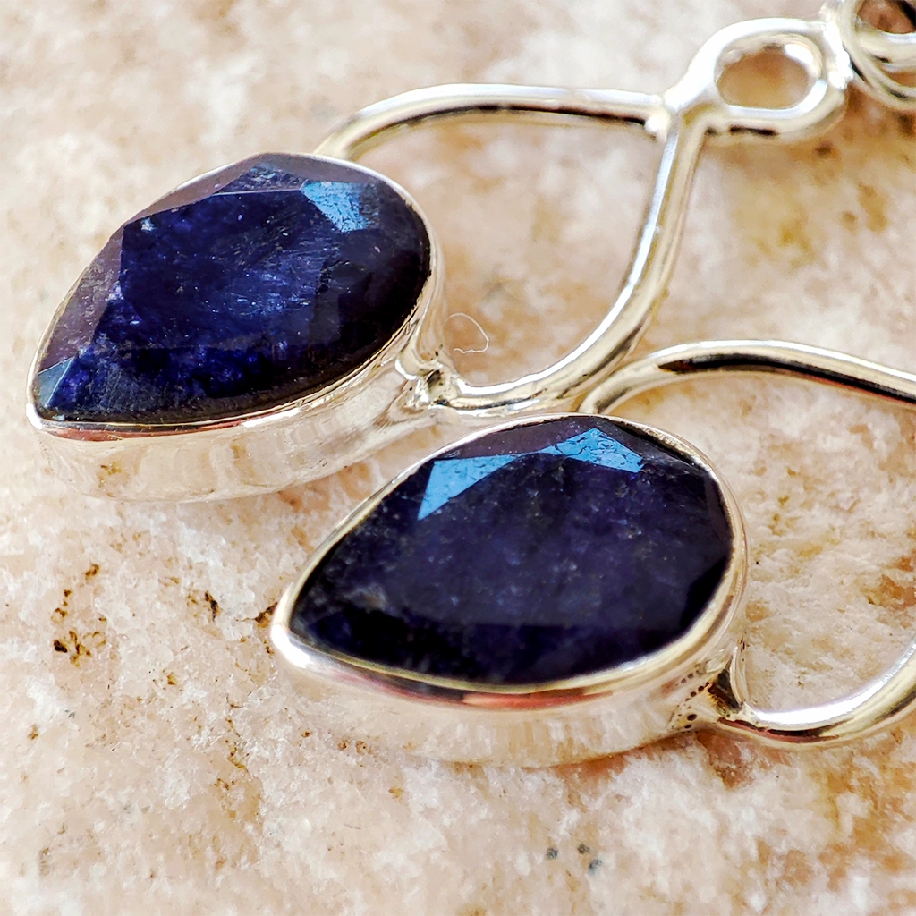 Pendientes de plata 925 con piedra zafiro en forma de lágrima e inspiración en el símbolo del infinito