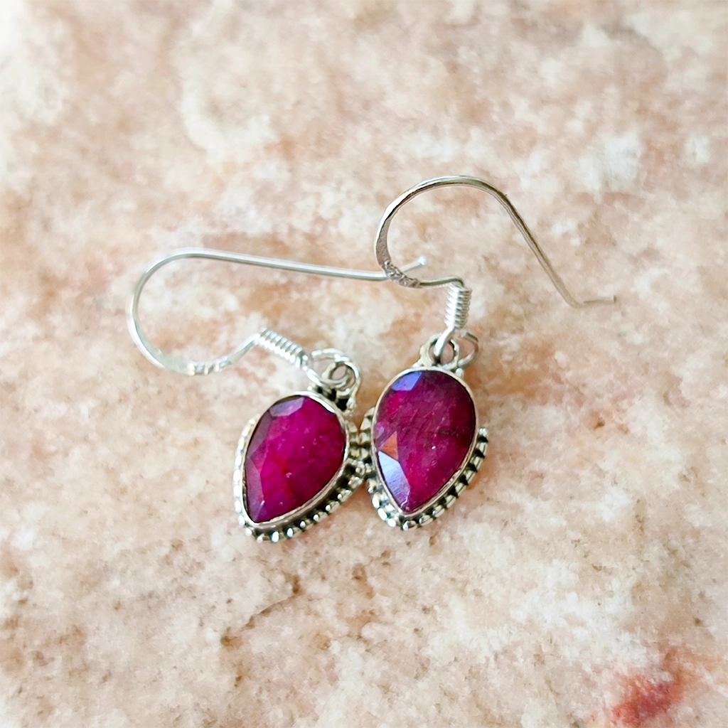 Pendientes de plata con piedra natural de rubí tallada en forma de lágrima