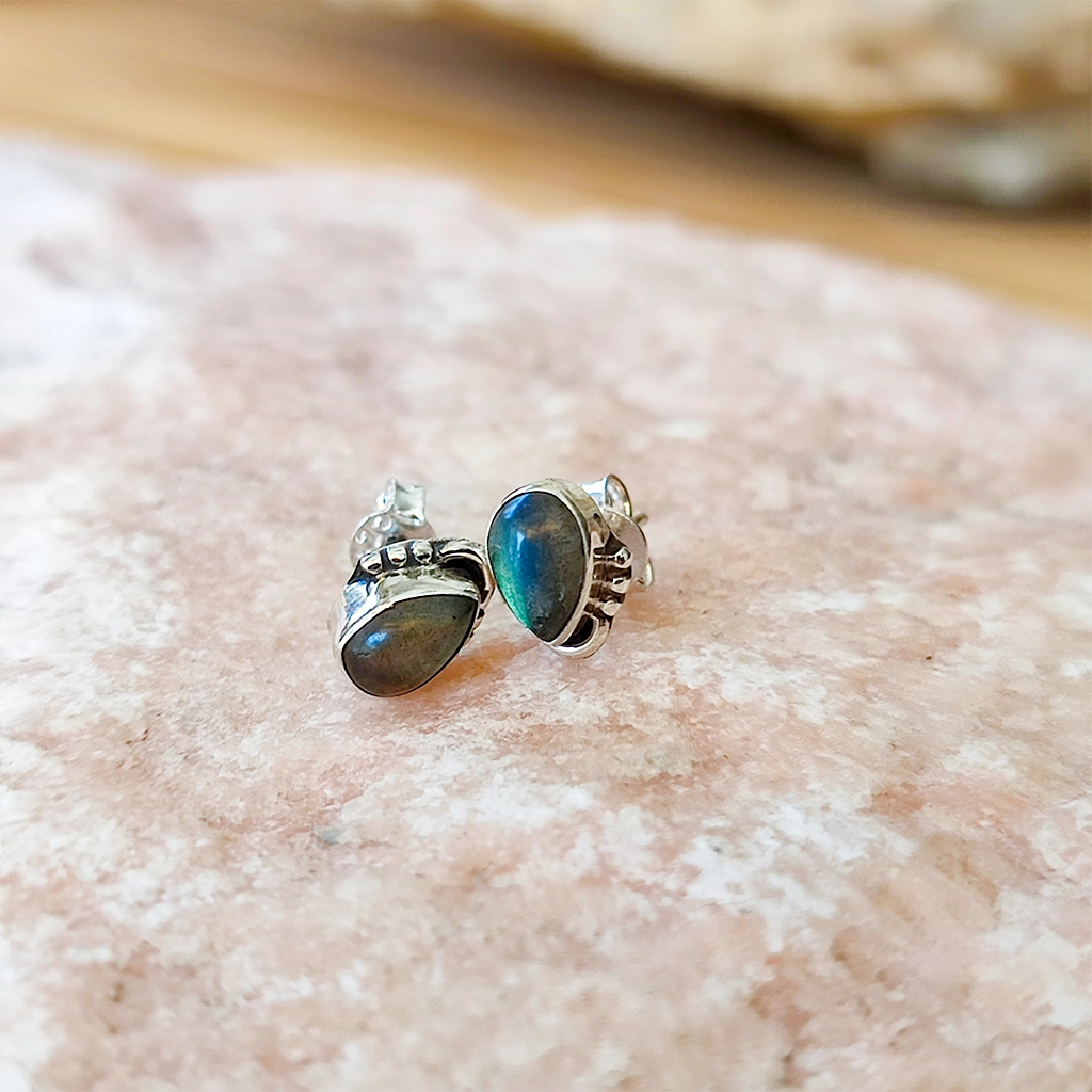 Pendientes de plata con piedra labradorita en forma de lágrima