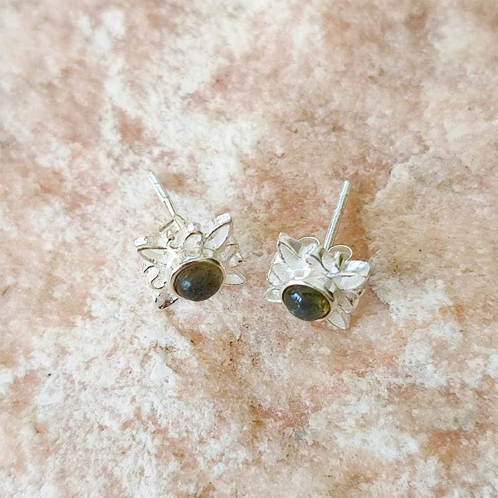 Pendientes de plata con piedra labradorita y diseño de Nudo de Bruja