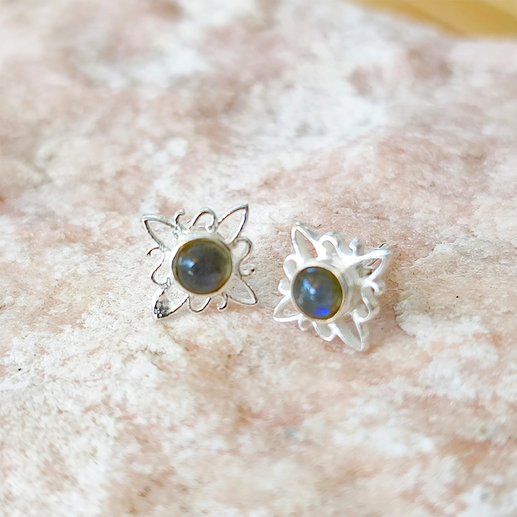 Pendientes de plata con piedra labradorita y diseño de Nudo de Bruja