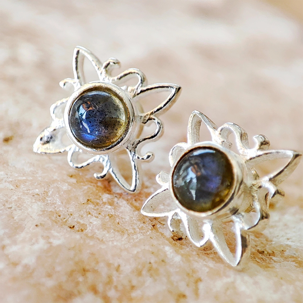 Pendientes de plata con piedra labradorita y diseño de Nudo de Bruja